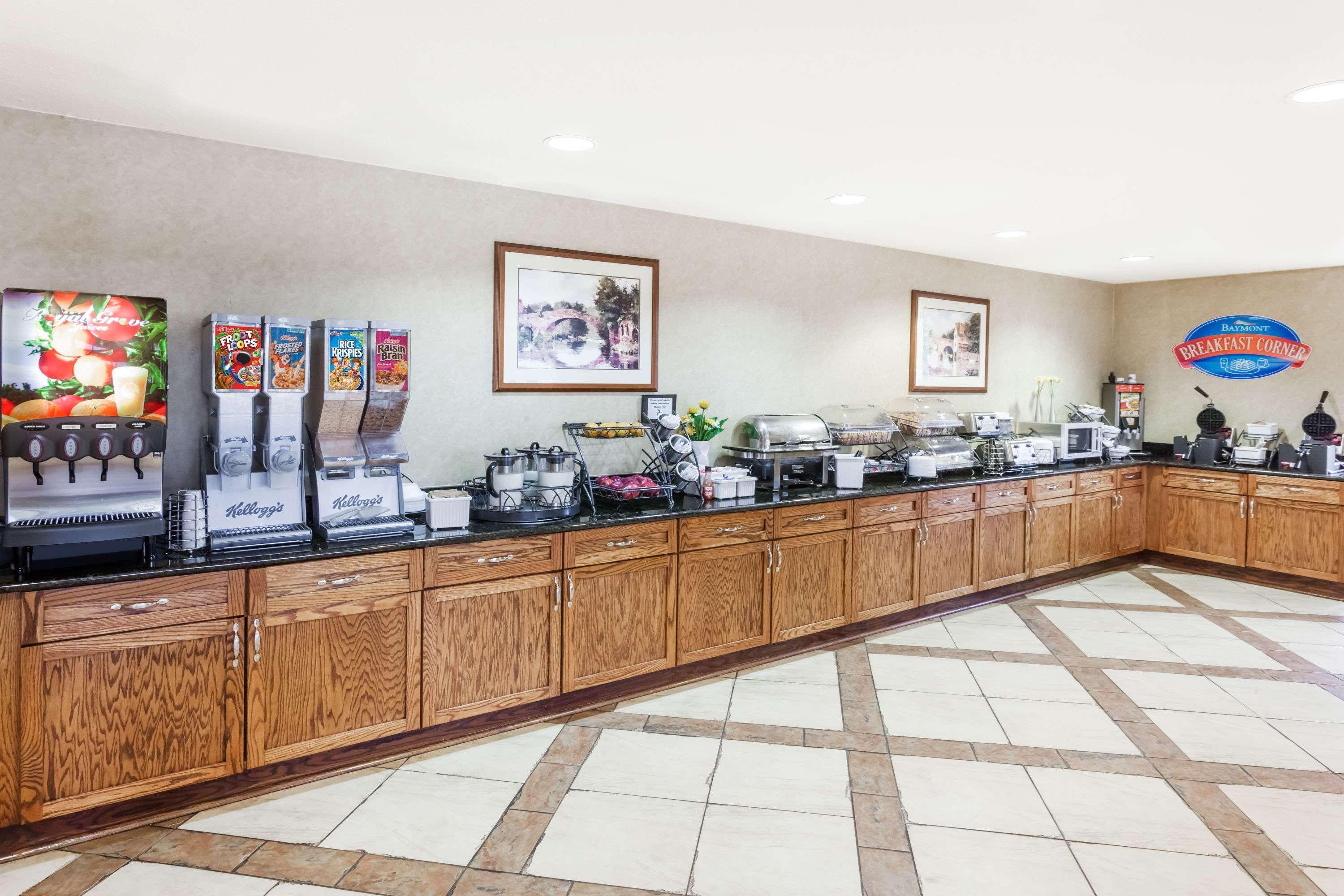 Baymont By Wyndham Elkhart Hotel Exterior photo