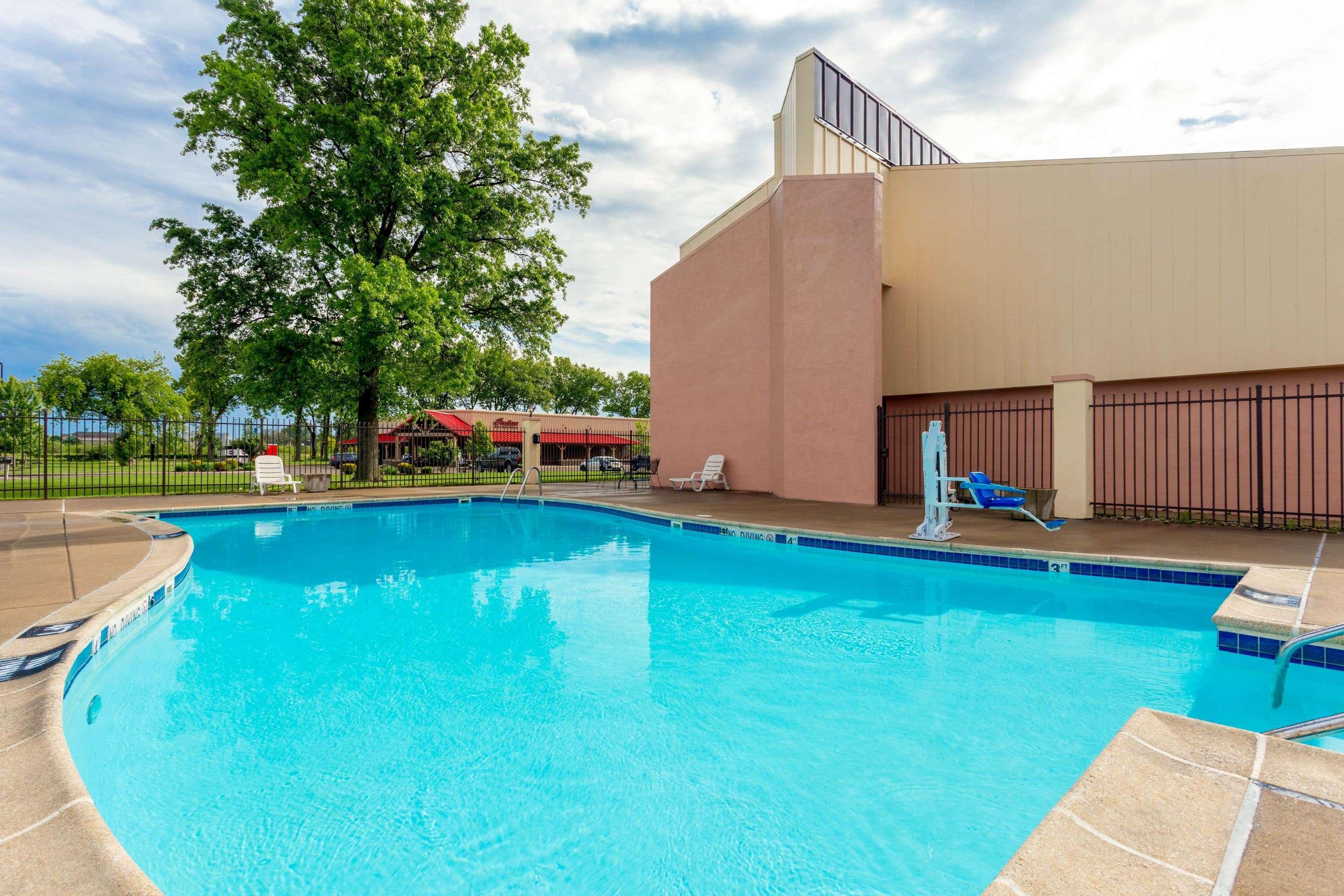 Baymont By Wyndham Elkhart Hotel Exterior photo