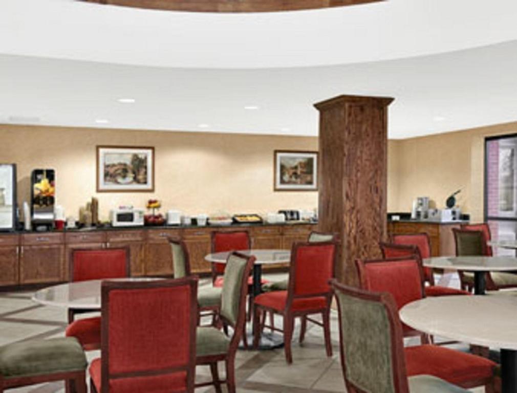 Baymont By Wyndham Elkhart Hotel Exterior photo